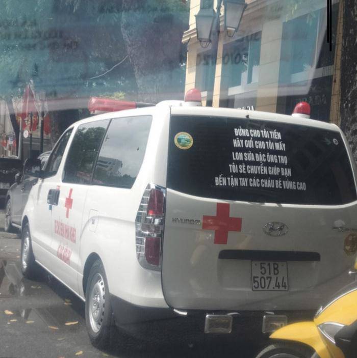 Hé lộ dòng thông điệp amp;#34;lạamp;#34; phía sau xe chở bệnh nhân miễn phí của ông Đoàn Ngọc Hải - 1