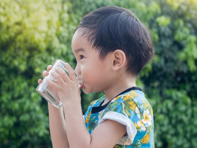 Uống nước tưởng dễ nhưng có 3 thời điểm cha mẹ không nên cho trẻ uống kẻo hỏng dạ dày