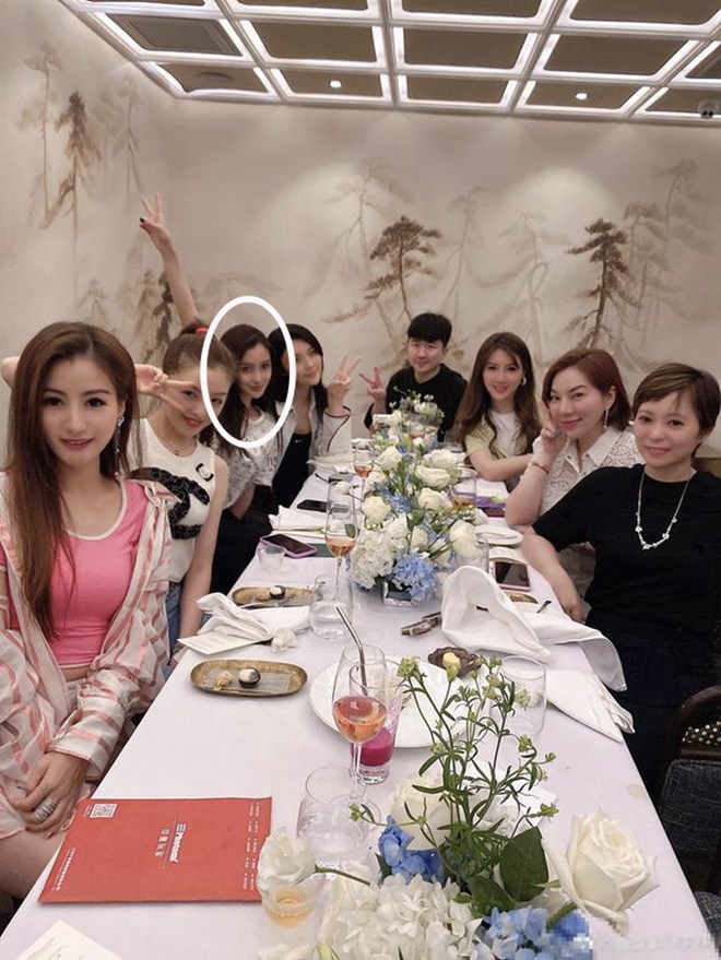 Dính tin ly hôn không thèm lên tiếng nhưng bị chê lép vế bạn thân, Angelababy khó chịu giải thích - 1