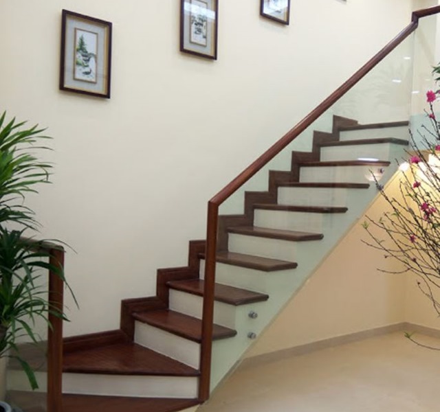 Mẫu cầu thang gỗ đẹp mặc dù đã loại bỏ trụ thang kết hợp lan can kính