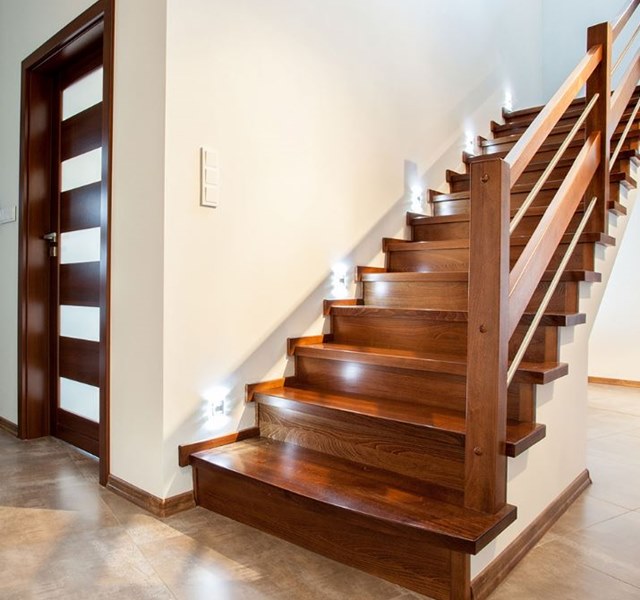 Mẫu thiết kế cầu thang gỗ vuông hiện đại, tay vịn và lan can thiết kế đồng bộ, trụ thang vuông vắn cảm giác chắc chắn