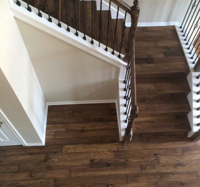 Đặc điểm nhận biết là các mép bậc lên xuống thường được nẹp bo mũi bậc thang vì gỗ công nghiệp không mài bo cạnh được như gỗ tự nhiên