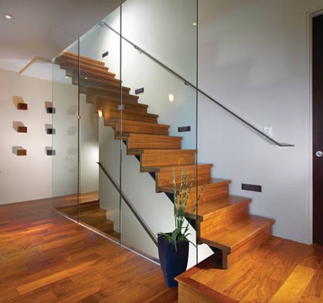 Cầu thang gỗ dùng vách kính làm lan can ngăn cách đảm bảo an toàn nhưng vẫn rất đẹp và hiện đại