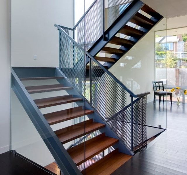 Mẫu cầu thang gỗ không trụ khung thép chống gỉ hiện đại dành cho các kiểu nhà phố, nhà ống.