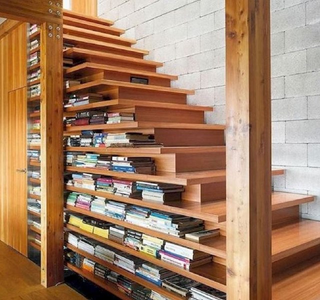 Cầu thang gỗ thiết kế dạng khung hộp, tận dụng các khoảng trống chân bậc thang làm giá sách tiện lợi.