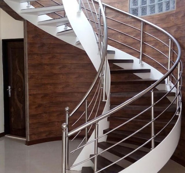 Mẫu cầu thang gỗ inox dạng xoắn ốc độc đáo