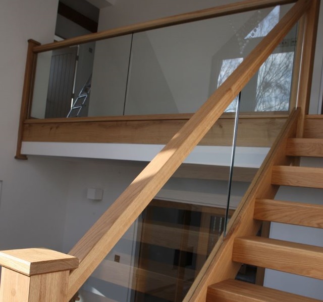 Mẫu cầu thang gỗ kính đẹp dành cho nhà có gác lửng