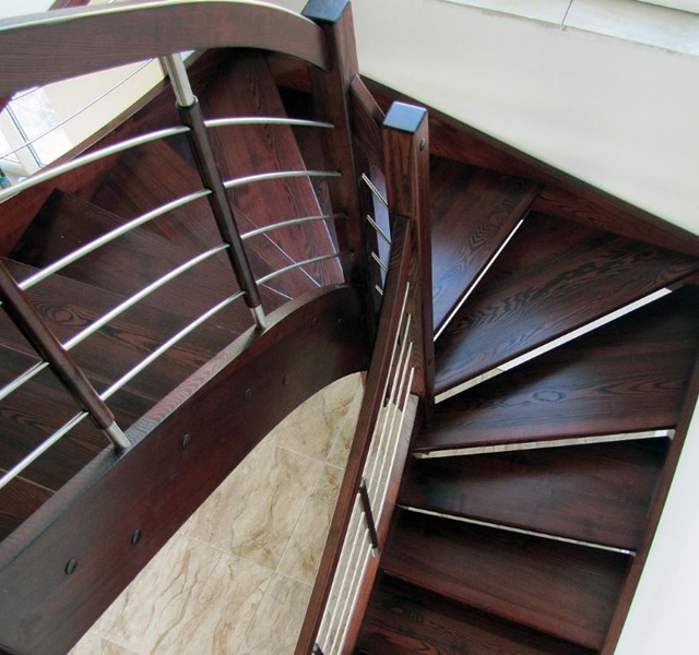 Lan can inox, trụ gỗ và mặt bật màu nâu đỏ nổi bật