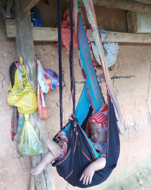 Mẹ dùng tải treo con lên xà nhà để đi kiếm bát cháo ngô, rau rừng về ăn qua ngày - 3