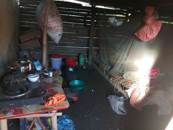 Mẹ dùng tải treo con lên xà nhà để đi kiếm bát cháo ngô, rau rừng về ăn qua ngày - 2