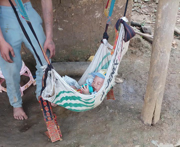 Mẹ dùng tải treo con lên xà nhà để đi kiếm bát cháo ngô, rau rừng về ăn qua ngày - 4