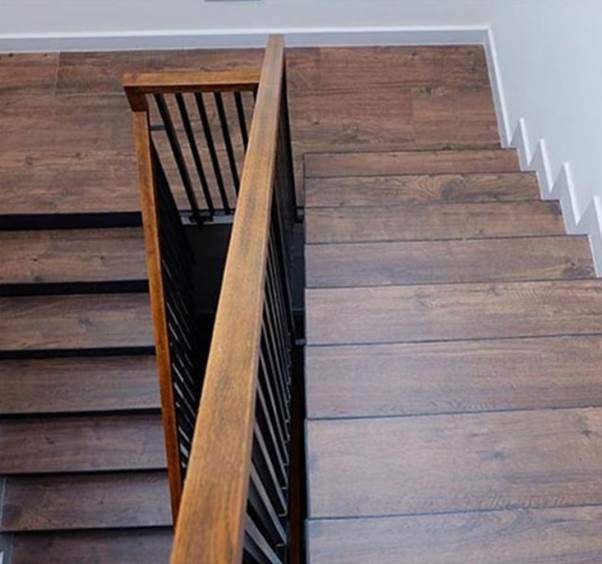 Mẫu cầu thang gỗ công nghiệp không khác gì so với gỗ tự nhiên, phần lan can cầu thang sử dụng thép hộp vừa hiện đại vừa chắc chắn