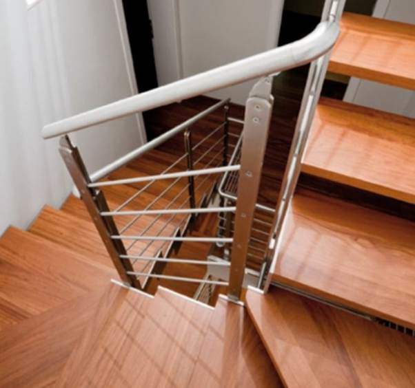 Mặt bậc gỗ, lan can, tay vịn, trụ thang được làm hoàn toàn bằng inox chống gỉ