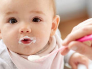 Làm mẹ - Trẻ mấy tháng ăn được váng sữa? Bí kíp cho trẻ ăn váng sữa đúng cách