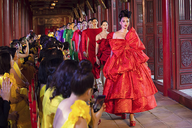 NTK Vũ Ngọc và Son: Mỗi họa tiết trên trang phục của tôi đều là phong thuỷ - 1