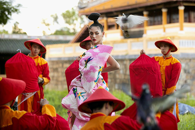 NTK Vũ Ngọc và Son: Mỗi họa tiết trên trang phục của tôi đều là phong thuỷ - 4