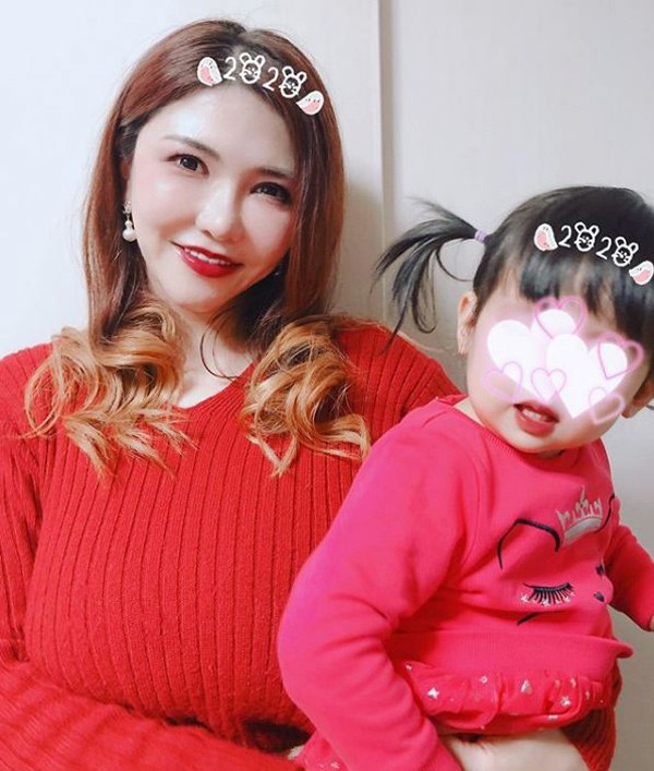 Con gái của Okita hiện đã 2 tuổi nhưng số đo vòng 1 của nữ người mẫu vẫn không hề giảm đi.