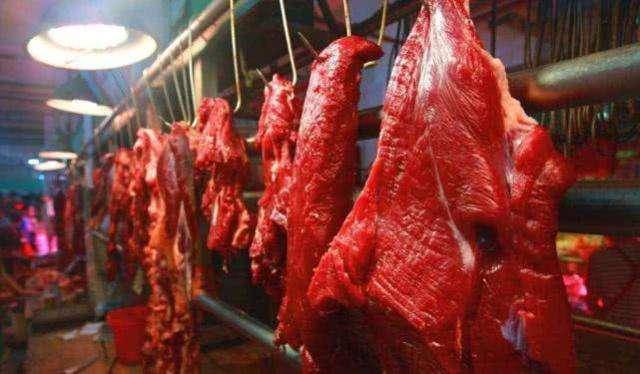 Thịt lợn bày trên bàn, thịt bò treo lên cao và lý do bất ngờ không phải ai cũng biết - 3