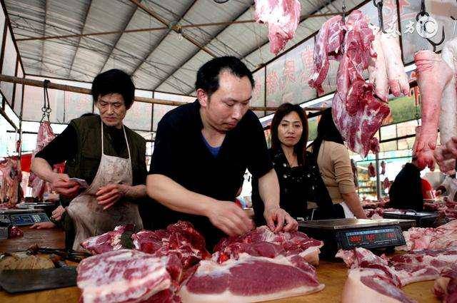 Thịt lợn bày trên bàn, thịt bò treo lên cao và lý do bất ngờ không phải ai cũng biết - 2