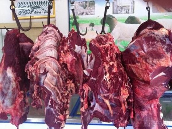 Thịt lợn bày trên bàn, thịt bò treo lên cao và lý do bất ngờ không phải ai cũng biết - 4