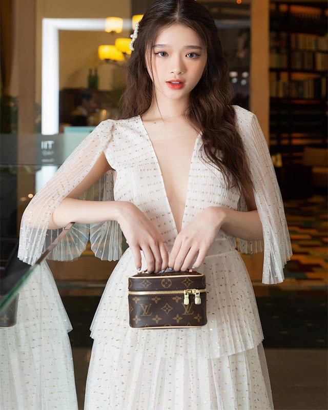 Tròn 18 tuổi, Linh Ka lần đầu thả rông mặc váy xẻ làm bao người điêu đứng - 5