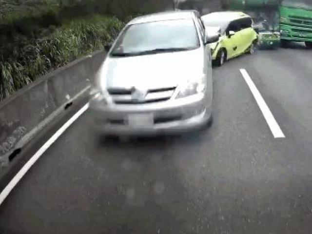 Xe máy lạng lách trên cao tốc khiến 10 ô tô tông nhau liên hoàn