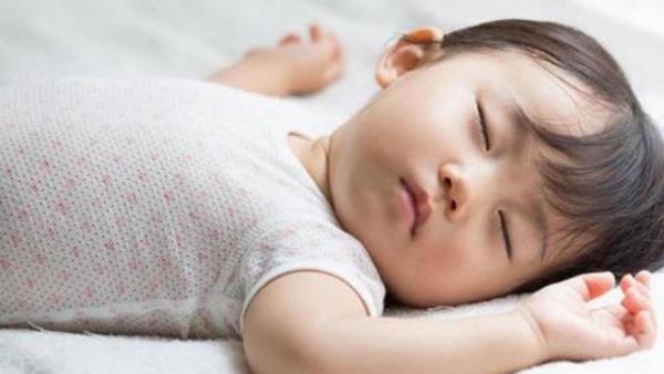 Trẻ hay cười hoặc đá chăn khi ngủ, mẹ nên vui mừng vì chứng tỏ con có IQ cao - 4