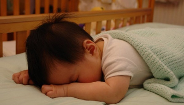 Trẻ hay cười hoặc đá chăn khi ngủ, mẹ nên vui mừng vì chứng tỏ con có IQ cao - 8