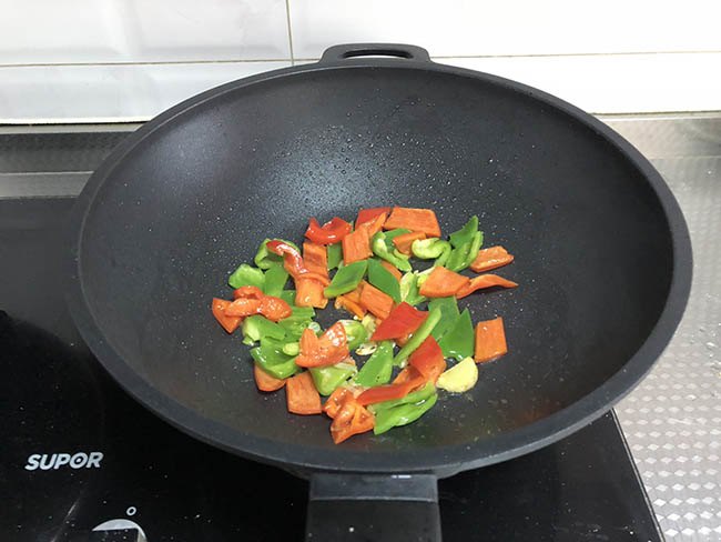 Vẫn là thịt thăn dai khô, nhưng đem xào thế này cơm nấu nhiều thế nào cũng chẳng đủ - 7