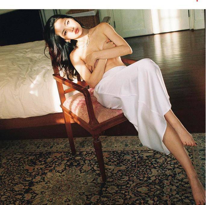 Thành bạn thân của Ngọc Trinh, Chi Pu bắt đầu... nghiện khoe thân - 2