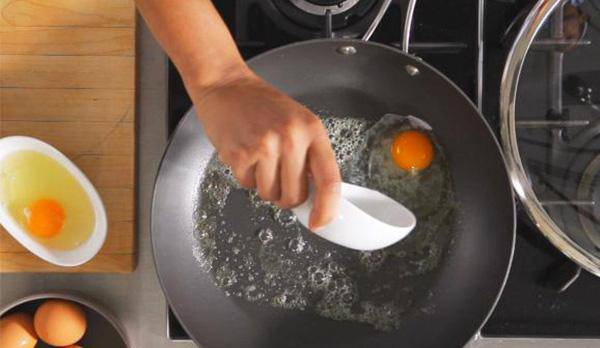 Thói quen nêm gia vị vào trứng khi nấu của nhiều bà nội trợ biến trứng trở thành chất độc - 1