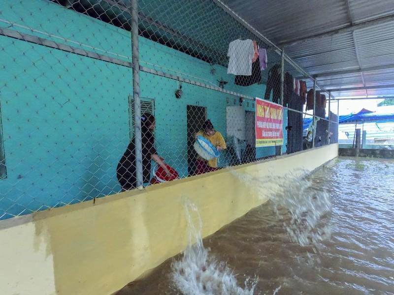 Người dân, sinh viên ở trọ dùng xô, chậu tát nước ra ngoài.