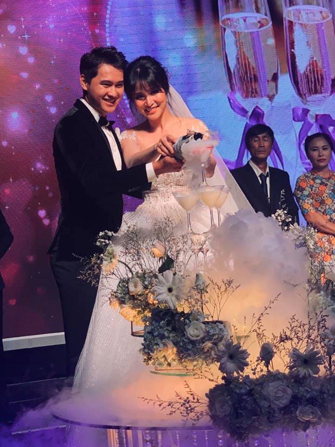 Những cảnh nóng táo bạo của vợ cũ cầu thủ Phan Thanh Bình - 17