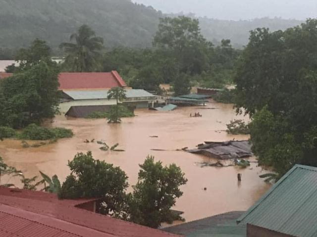 Miền Trung chìm trong mưa lũ, nước cao ngập tận nóc nhà
