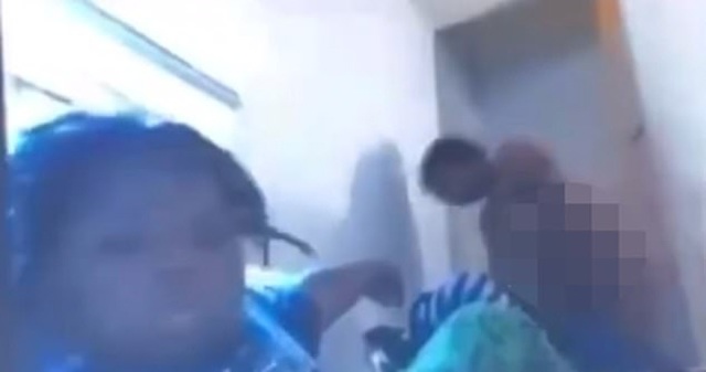 Con trai đang học trực tuyến thì người mẹ khỏa thân bước vào, cô giáo và bạn bè sốc nặng - 1