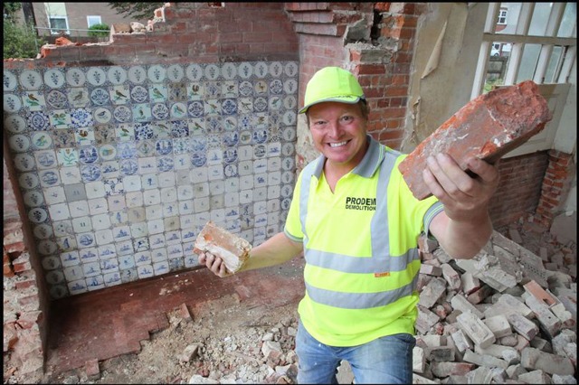 Dỡ ngôi nhà cũ phát hiện thứ sau bức tường, người đàn ông đổi đời khi biết giá trị - 4