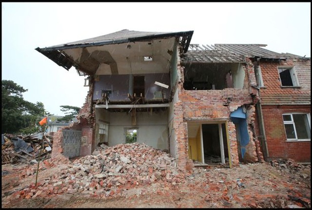 Dỡ ngôi nhà cũ phát hiện thứ sau bức tường, người đàn ông đổi đời khi biết giá trị - 1