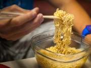 Sức khỏe - Ăn 4 loại thực phẩm này khi đói chẳng khác nào bạn đang trực tiếp "uống dầu mỡ"