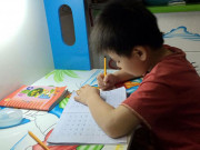 Làm mẹ - Con làm 20÷4=5 bị gạch chéo, lời giải của cô giáo làm bố phải gật đầu tâm phục