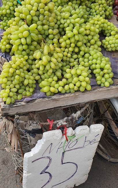 Trên nhiều tuyến đường tại Hà Nội, nho xanh không hạt đang được bán với giá chỉ từ 35.000 đồng/kg.