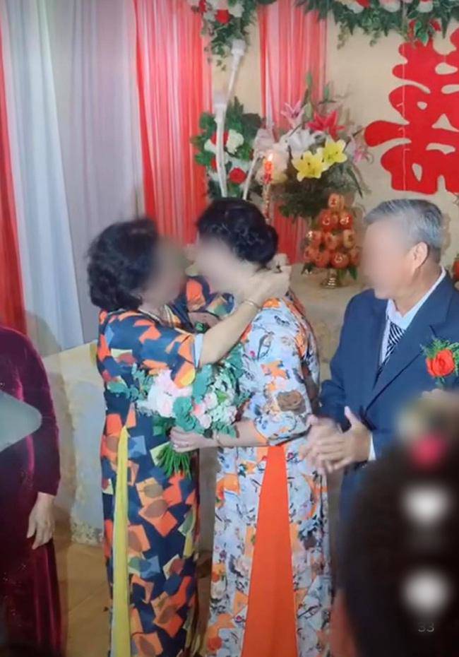 Sau 35 năm kết hôn, con dâu nhận được quà cưới từ mẹ chồng và lý do bất ngờ - 2