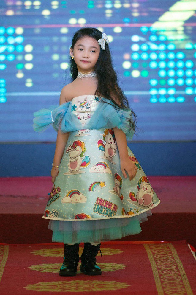 Mỹ nhân 6 tuổi cứ diện áo dài là ai cũng mê, đọ sắc cả dàn sao trong showbiz Việt - 11