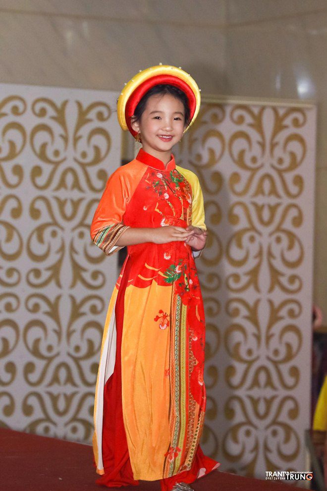 Mỹ nhân 6 tuổi cứ diện áo dài là ai cũng mê, đọ sắc cả dàn sao trong showbiz Việt - 5