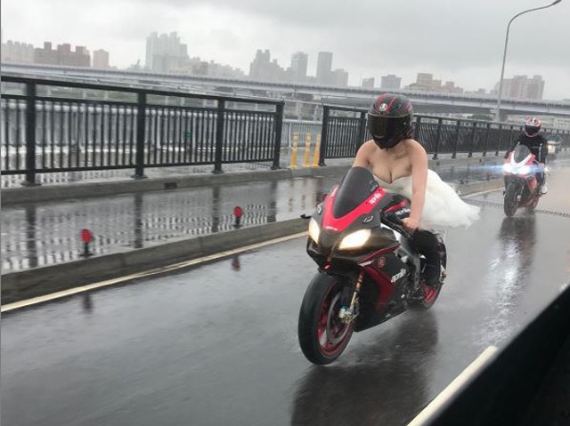 Cô dâu tự lái moto tới đám cưới, mặc váy trễ nải lộ ngực amp;#34;ngồn ngộnamp;#34; đốt mắt quan khách - 1