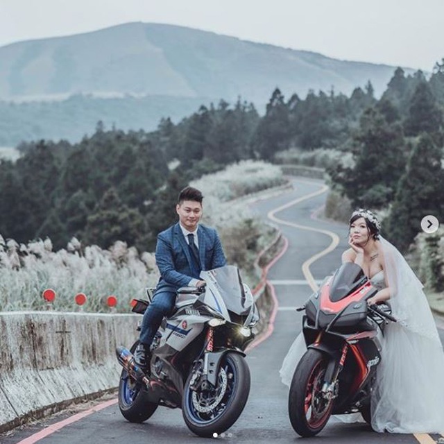 Cô dâu tự lái moto tới đám cưới, mặc váy mát mẻ đốt mắt quan khách - 3