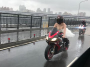 Tin tức - Cô dâu tự lái moto tới đám cưới, mặc váy trễ nải lộ ngực "ngồn ngộn" đốt mắt quan khách