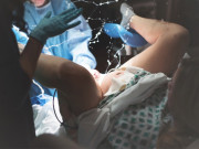 Bà bầu - Gái trẻ hét lên: "Ra rồi", bác sĩ hồ hởi lại đỡ, tái xanh với thứ bắn ra