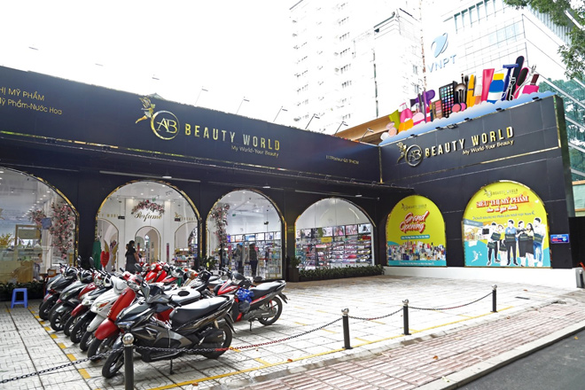 Mua “hàng hiệu giá mềm” tại chuỗi siêu thị gia đình mới, chị em bất ngờ vì quá đã! - 1