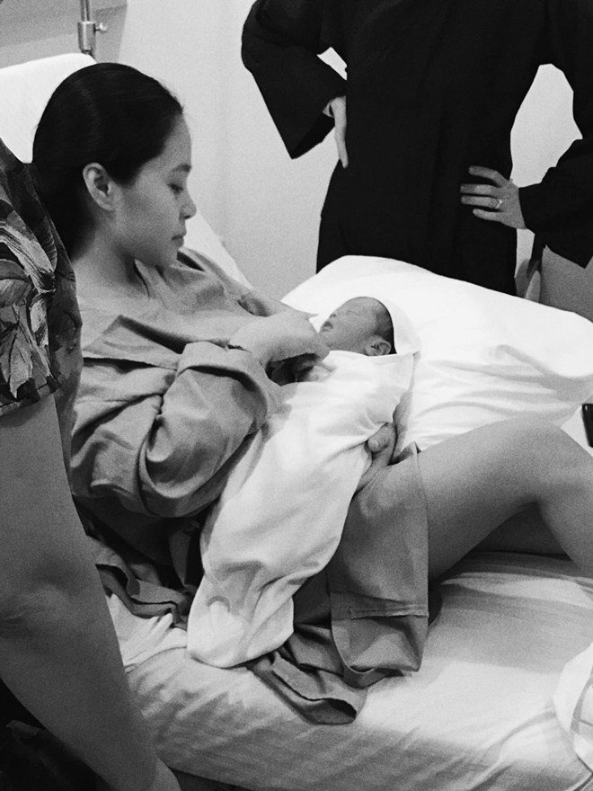 Sao Việt 24h: Mẹ chồng ca nương Kiều Anh đứng chống nạnh bên bàn đẻ của con dâu - 1