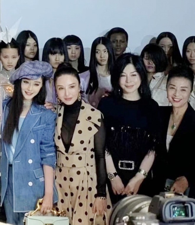 Muốn chơi trội, Phạm Băng Băng diện nguyên amp;#34;cây xanhamp;#34; nhưng mẹ ruột U70 lại amp;#34;ăn đứtamp;#34; con gái - 6